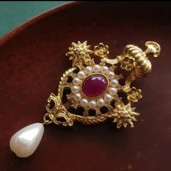Jewelry - Brooch Gold Tone with Purple Center and Pearl Details